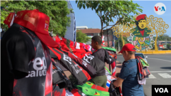 Un mercadillo de Managua vende insignias y memorabilia que identifican al gobernante partido Frente Sandinista de Liberación Nacional (FSLN), dirigido por Daniel Ortega.