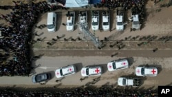 Колонна Красного Креста с освобожденными заложниками в Нусейрате, 22 февраля 2025