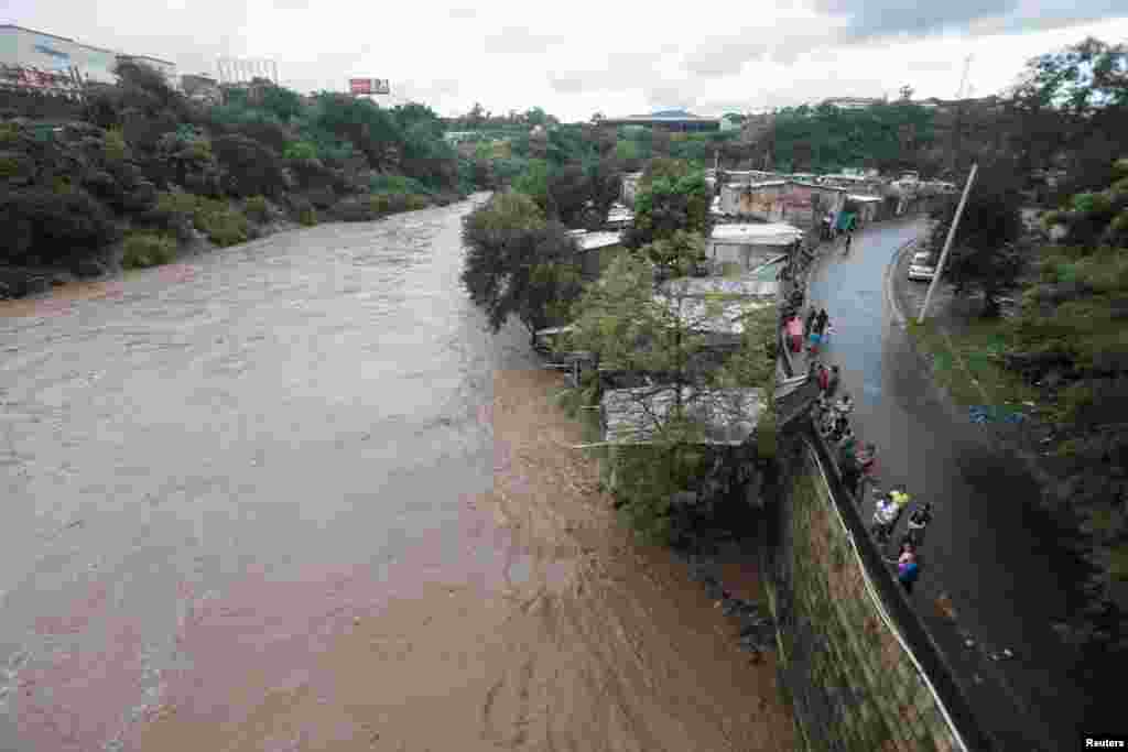 El paso de Sara por Honduras dejó, además, alrededor de 8.000 personas evacuadas de sus hogares y unas 5.000 reubicadas en refugios.