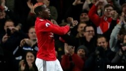 Paul Pogba célèbre son but en croisant les bras, signe des protestations contre l'esclavage en Libye, le 18 novembre 2017.