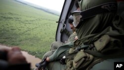 Soldados sobrevuelan las llanuras del sur de Venezuela durante una operación para destruir una pista de aterrizaje clandestina en Riecito, Venezuela. Mayo 31, 2012. Foto: AP.