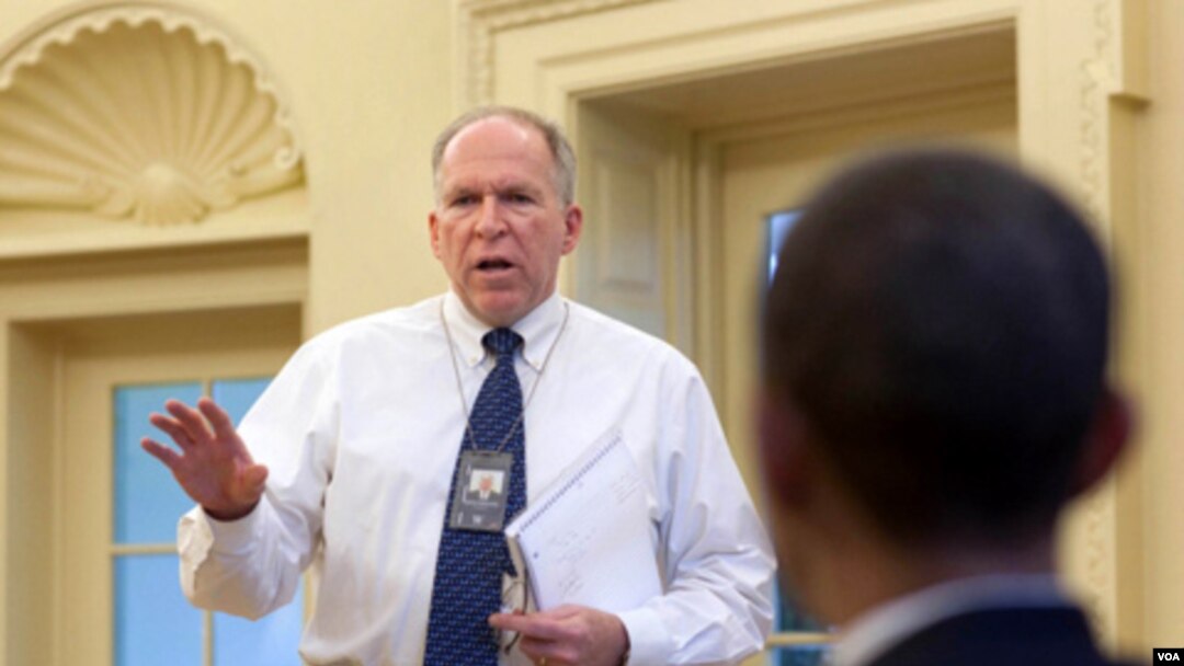 Penasehat tertinggi untuk urusan kontraterorisme di Gedung Putih, John Brennan menyampaikan briefing kepada Presiden Obama (foto: dok).