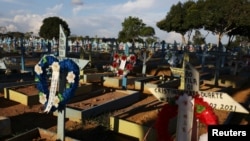 Las muertes por coronavirus superaron el millón en Latinoamérica y el Caribe. En la imagen un cementerio en Manaus, Brasil, el segundo país en fallecimientos por COVID-19 en el continente detrás de Estaos Unidos.