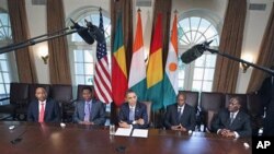 Shugaban Amurka Barack Obama da shugaban jamhuriyar Niger Mahamadou Issoufou a hagu, da shugaban Benin Boni Yayi, da shugaban kasar Guinea Alpha Conde, da kuma shugaban Cote d'Ivoire President Alassane Ouattara,