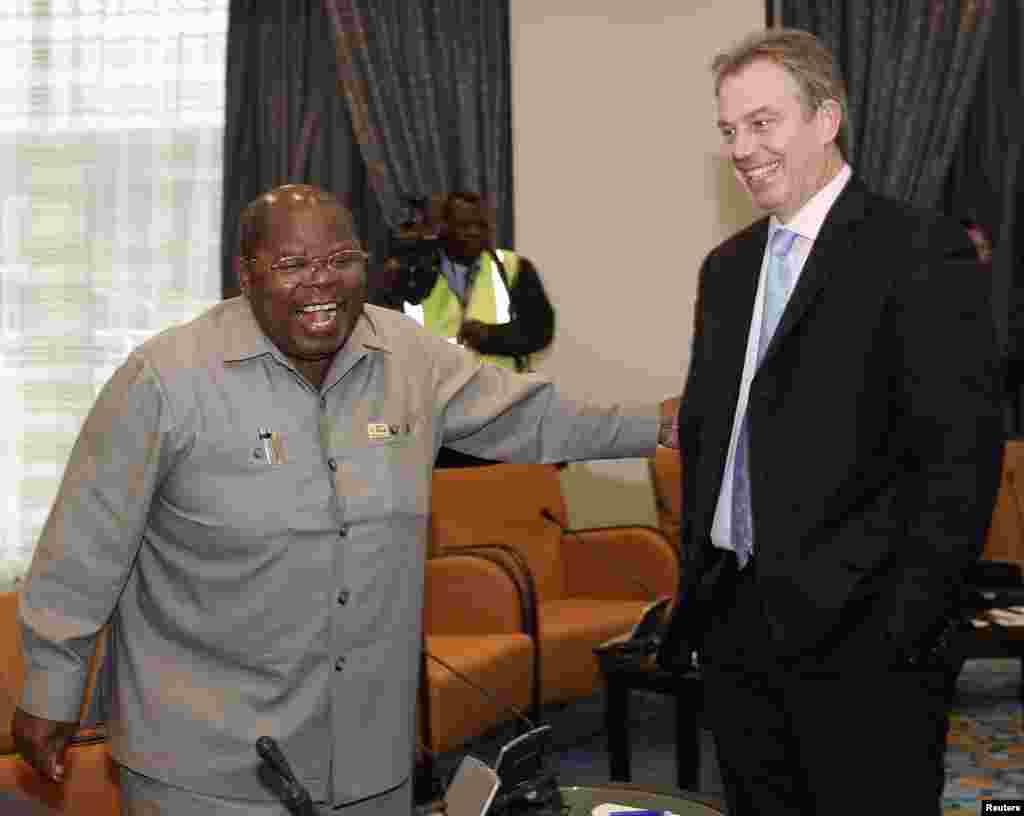 Rais Mkapa akiwa na Waziri Mkuu wa Uingereza Tony Blair wakati wa mkutano wa viongozi wa CHOGM, November 26, 2005