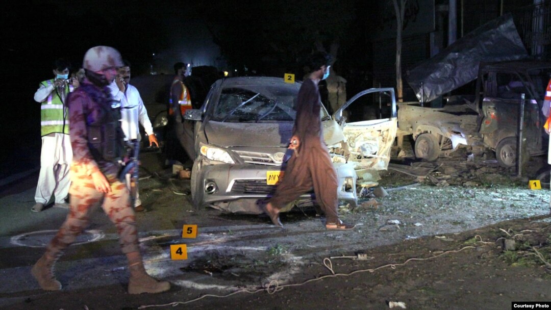 Militer dan petugas Pakistan berada di lokasi pasca ledakan maut di Quetta, Senin malam (13/5). 