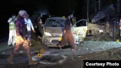 Militer dan petugas Pakistan berada di lokasi pasca ledakan maut di Quetta, Senin malam (13/5). 