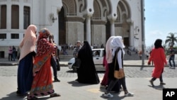 Des femmes en voile se promènent devant une mosquée à Alger, 10 août 2016.