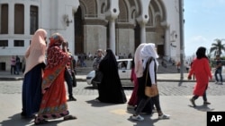 Des femmes en voile se promènent devant une mosquée à Alger, 10 août 2016.