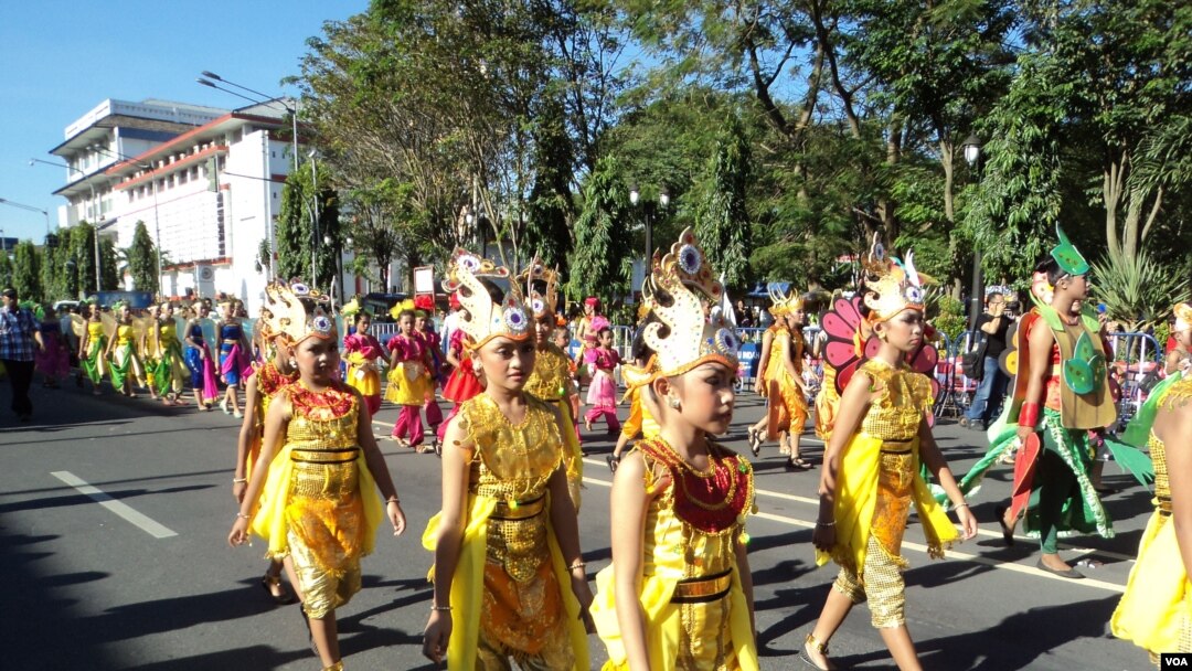 Warga Solo memperingati Hari Tari Dunia (World Dance Day) dengan menggelar berbagai atraksi di berbagai tempat, termasuk di jalanan kota Solo, Selasa, 29 April 2014 (Foto: VOA/Yudha)