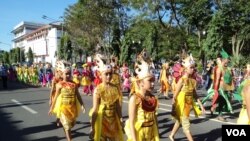 Warga Solo memperingati Hari Tari Dunia (World Dance Day) dengan menggelar berbagai atraksi di berbagai tempat, termasuk di jalanan kota Solo, Selasa, 29 April 2014 (Foto: VOA/Yudha)