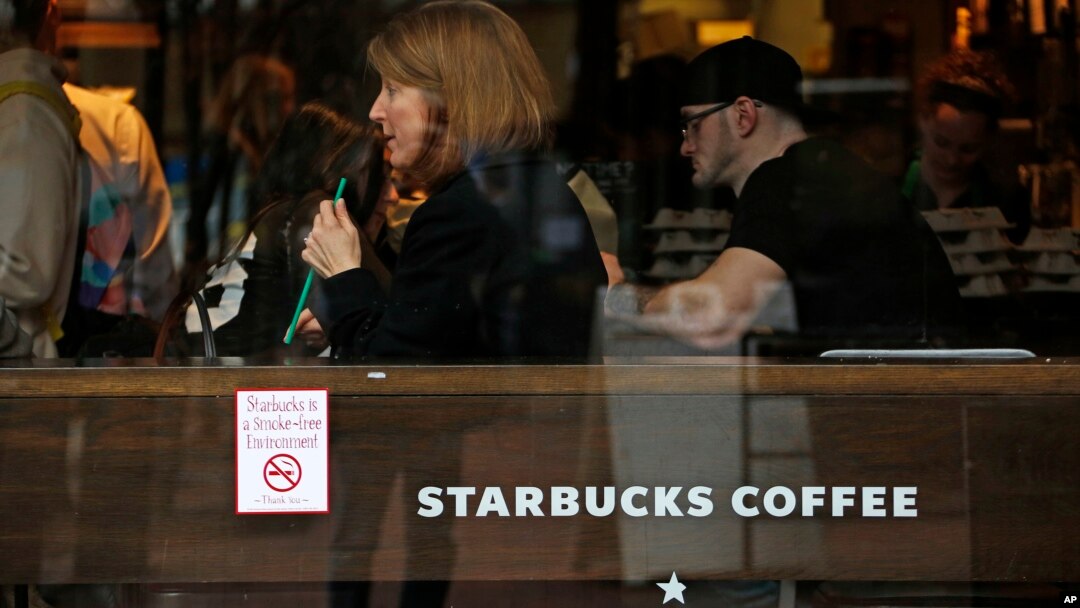 Para pengunjung bersantai di kafe Starbucks di Pittsburgh, Pennsylavania, 12 Januari 2017.