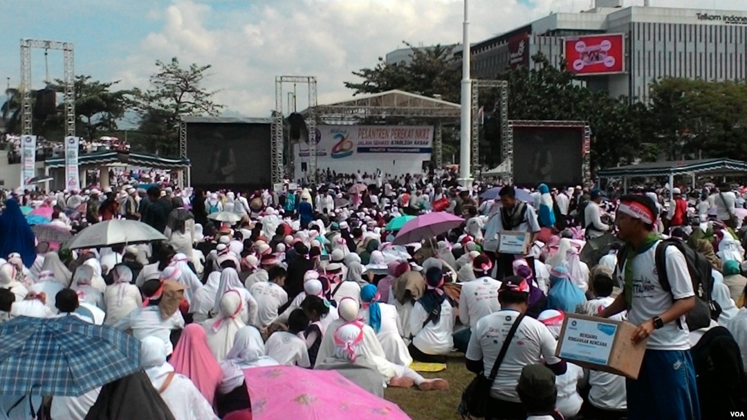 Ribuan orang memadati Lapangan Gasibu di Bandung untuk mengikuti kegiatan Doa Bersama 1212 dan Pesantren Perekat NKRI, hari Senin 12 Desember 2016. (Foto: VOA/Teja Wulan).