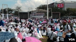 Ribuan orang memadati Lapangan Gasibu di Bandung untuk mengikuti kegiatan Doa Bersama 1212 dan Pesantren Perekat NKRI, hari Senin 12 Desember 2016. (Foto: VOA/Teja Wulan).