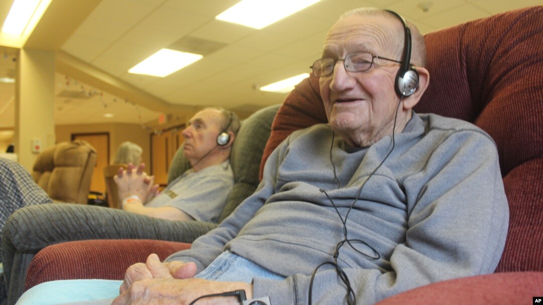 La universidad de Wisconsin-Milwaukee realiza un estudio para evaluar si la música personalizada puede cambiar o alterar el humor de los pacientes con Alzheimer.