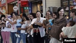 Más de 100 mujeres alimentaron a sus bebés en la plazoleta de comidas del centro comercial Lincoln Plaza de Costa Rica.