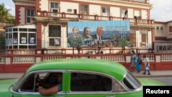 FOTO DE ARCHIVO: Imágenes del difunto presidente cubano Fidel Castro, el expresidente cubano Raúl Castro y el presidente y primer secretario cubano del Partido Comunista Miguel Díaz-Canel se muestran en una valla publicitaria en La Habana, Cuba, el 12 de abril de 2023.