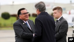 Francisco Palmieri, embajador de Estados Unidos ante Colombia y jefe de la misión para Venezuela, saluda al secretario de Estado Antony Blinken a su llegada a Bogotá el 3 de octubre de 2023. Palmieri habló de la elección presidencial de julio.