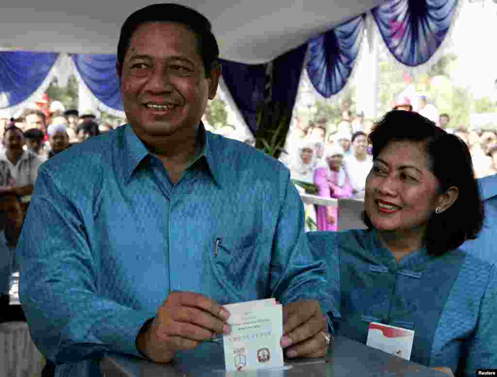 Ibu Ani bersama bapak Susilo Bambang Yudhoyono, yang saat itu maju dalam pemilihan presiden, di tempat pemungutan suara dekat rumah mereka di Cikeas, Jawa Barat, 20 September 2004. (Foto: Darren Whiteside/Reuters)