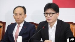 6일 한국 국회에서 한동훈 한국 집권여당인 국민의힘 대표가 회의 중 발언하고 있다.