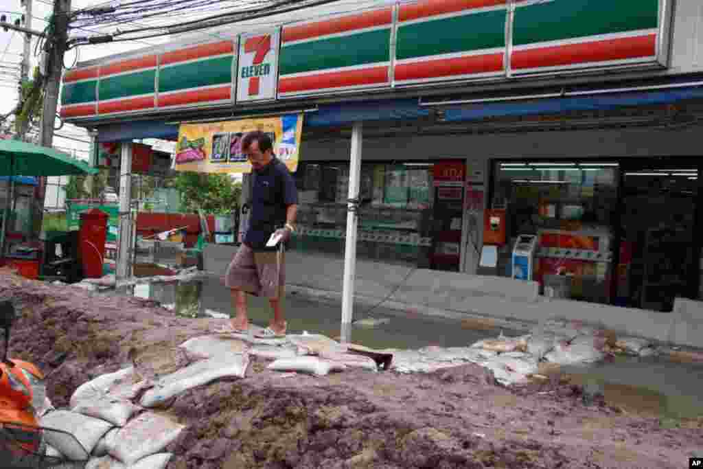 Trying to hold back the floodwaters at a 7/11 convenience store in Ayutthaya, October 6, 2011. (VOA - D. Schearf)
