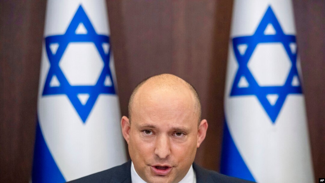 Perdana Menteri Israel Naftali Bennett memimpin sidang kabinet mingguan di kantornya di Jerusalem, pada 14 November 2021. (Foto: AP/Ariel Schalit)