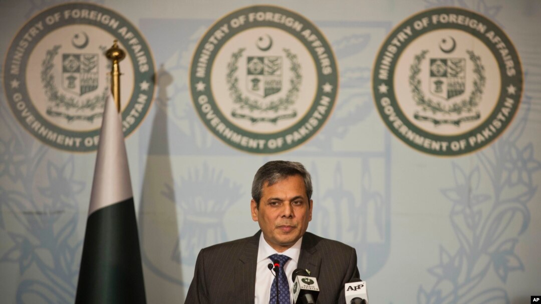 Juru bicara Kementerian Luar Negeri Pakistan, Nafees Zakaria, di kantornya di Islamabad (29/9). (AP/B.K. Bangash)