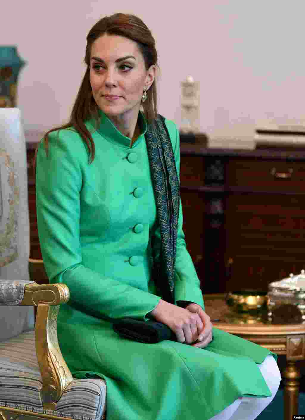 برطانوی شاہی جوڑے کا دورہ پاکستانی ٹوئٹر ٹرینڈز میں سرِ فہرست ہے۔ 'رائل ٹور پاکستان' کے نام سے ایک ٹرینڈ میں پاکستان کے عوام شاہی جوڑے کو اپنے اپنے انداز میں خوش آمدید کہہ رہے ہیں۔ 