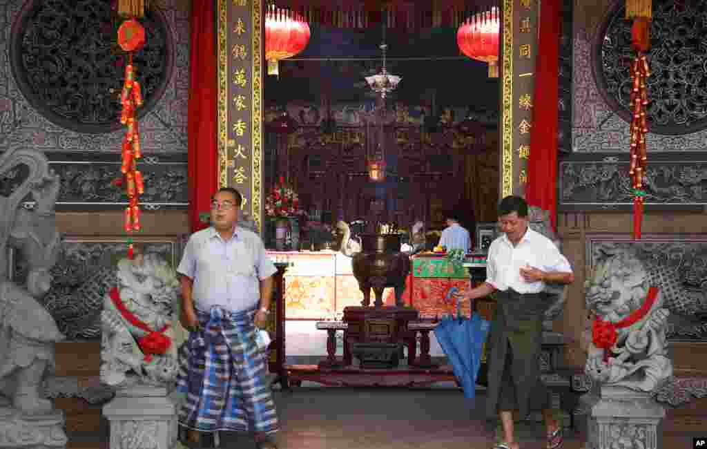 The Chinese temple in Rangoon. (VOA-D. Schearf)