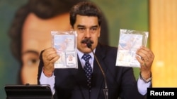 Le président Nicolas Maduro montre des documents personnels d'ex-soldats américains arrêtés au Venezuela, lors d'une conférence de presse virtuelle à Caracas, le 6 mai 2020. (Photo via REUTERS)