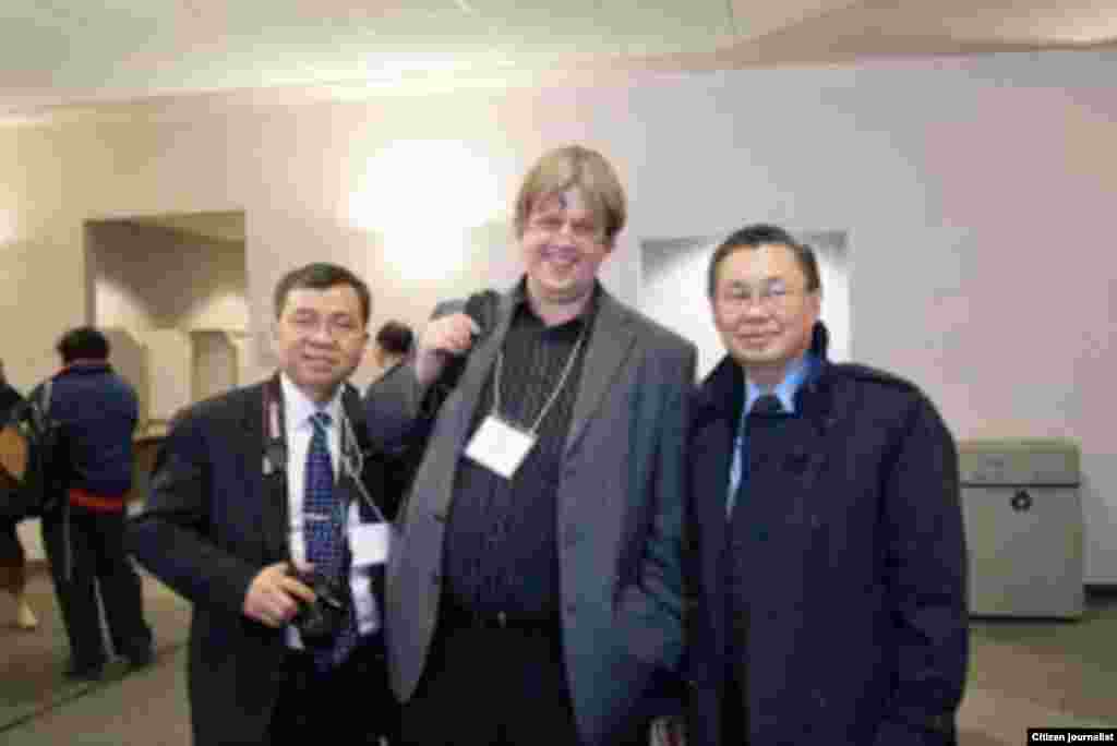 Dr. Ian Baird (ກາງ), ທ່ານສຸເທບ (ຊ້າຍ) ແລະທ່ານລໍາພັນ ຄະນະນໍາພາປະຊາຄົມລາວ ຈາກເມືອງມີວວອກກີ, ວິສຄອນຊິນ