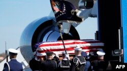 سابق صدر جارج ایچ ڈبلیو بش کا جسدِ خاکی ایئرفورس ون میں واشنگٹن لایا گیا