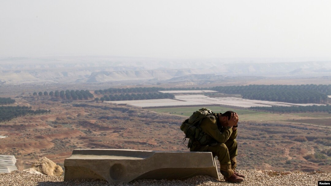 Seorang serdadu Israel beristirahat setelah berjalan sejauh 45 km dekat pemukiman Yahudi, Tomer, di Lembah Yordan dalam foto yang diambil tanggal 2 Januari 2014. (foto: REUTERS/Ronen Zvulun)