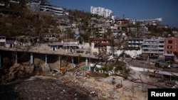 Hay escombros en la playa la Angosta, después del huracán Otis, en Acapulco, México, 30 de octubre de 2023.