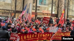 支持北京的抗议者聚集在纽约曼哈顿乐天酒店外。(2023年3月29日)