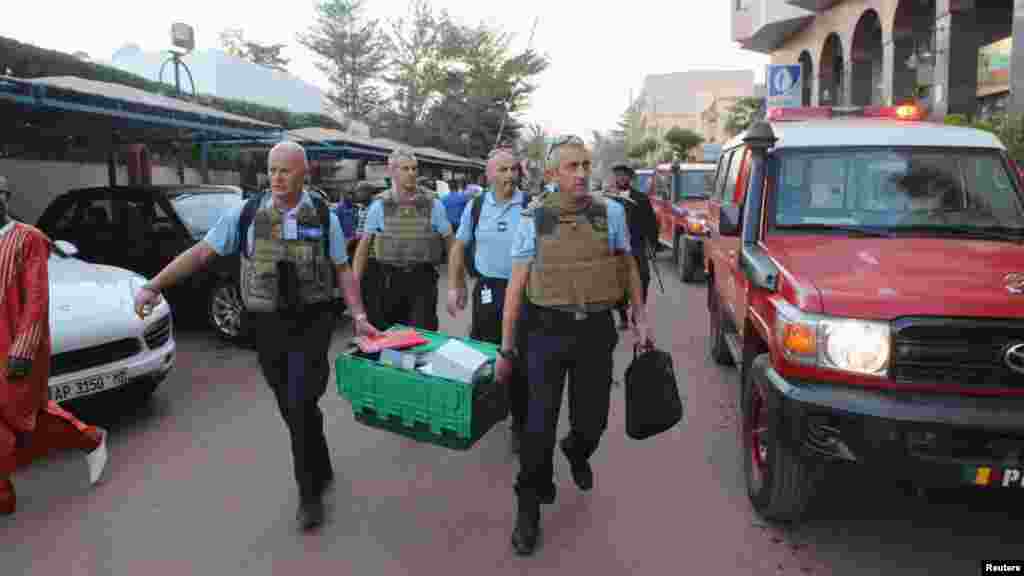 Des gendarmes français transportent du matériel médico-légal dans le hall de l&#39;hôtel Radisson à Bamako, au Mali, 20 novembre 2015.