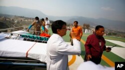 18일 네팔 카트만두의 구조요원들이 에베레스트산 눈사태로 부상당한 사람들을 이송하고 있다. 