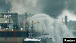 Des pompiers essaient d'éteindre le feu de l'usine chimique de BASF dans le port allemand de Ludwigshafen, le 17 octobre 2016.