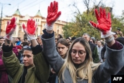 Okupljeni građani poručili su Vladi i državnim institucijma da su im "krvave ruke" (Andrej ISAKOVIC / AFP)