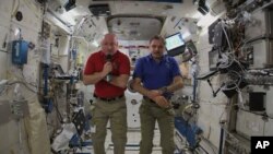 Astronot Amerika Scott Kelly dan kosmonot Rusia Mikhail Kornienko saat berada di stasiun antariksa Internasional (ISS), 29 April 2015 (Foto: dok).