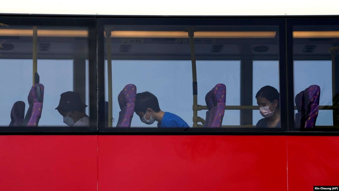 Penumpang tidurdi dek atas bus tingkat di Hong Kong, Sabtu, 16 Oktober 2021. Bagi warga yang merindukan kegiatan bepergian yang santai, sebuah agen perjalanan kini menawarkan solusinya, yakni Bus Tidur. (Foto: AP/Kin Cheung)