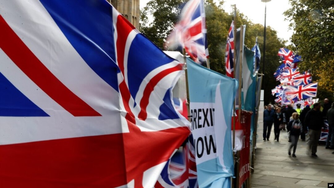 Bendera para pemrotes Brexit di luar gedung parlemen Inggris di London, 29 Oktober 2019. (AP Photo/Frank Augstein)