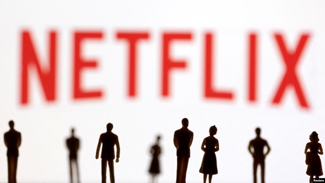 ILUSTRACIJA - Ljudi gledaju u logotip Netfliksa