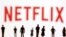 ILUSTRACIJA - Ljudi gledaju u logotip Netfliksa