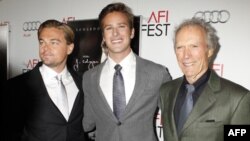 Glumci Leonardo Dikaprio i Armi Hamer sa rediteljem Klintom Istvudom na premijeri filma "Džej Edgar".