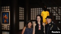 Shannon Lee (tengah), putri dari legenda kung fu Bruce Lee, berfoto bersama putrinya yang berusia 10 tahun Wren (kiri) dan Phoebe, kakak perempuan Lee, di Museum Warisan Hong Kong pada pembukaan lima- pameran tahun Lee, 19 Juli 2013. (Foto: Reuters)