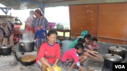 Pengungsi Gunung Kelud bersama warga Desa Damarwulan Kecamatan Kepung Kabupaten Kediri membuat dapur darurat sendiri tanpa bantuan pemerintah. (Foto Petrus Riski)