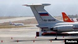 Archivo - Un avión con la bandera rusa es visto en el Aeropuerto Internacional Simón Bolívar en Caracas, Venezuela, el 24 de marzo de 2019.