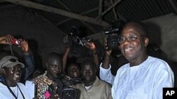 Opposition leader and presidential contender Adrien Houngbedji, 69, casts his vote for president in Porto Novo, Benin, March 13, 2011 (file photo)