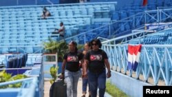 Tres mujeres integrantes, por vez primera, del equipo de arbitraje que viaja por toda Cuba durante la edición de la Serie Nacional de Béisbol. Visto en el Estadio Latinoamericano de La Habana, el 29 de mayo de 2023.